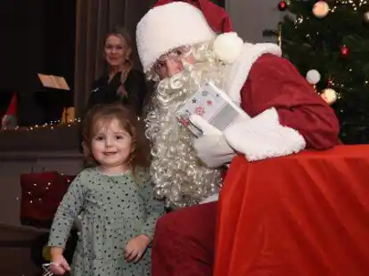 Die kleine Mia hatte keine Ber&uuml;hrungs&auml;ngste mit dem Weihnachtsmann (Michael Bockner).