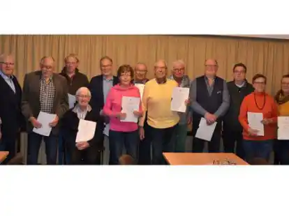 Ehrungen bei der Kolpingfamilie Bar&szlig;el (v.l.):  Gregor Thieben, Johannes Geesen, Johannes Loots, Karl-Heinz Deters, Konrad Schulte,  Ludger Herzog, Eva-Maria Meiners-Hagen, Alwin Fugel, Ernst Weyland, Helmut Scheunemann, Georg Hoffbuhr, Pr&auml;ses Ludger Becker, Agnes Dannebaum, Monika Kr&ouml;ger und Heiner Meiners-Hagen.