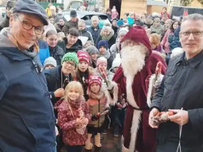 Verteilten zusammen mit dem Nikolaus Schokoweihnachtsm&auml;nner: Johannes Lenzschau (links) und Jens Kuraschinski.