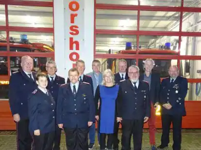 Ehrung (von links): Rolf Hinrichs, Kerstin Eiting, Dieter Schmidt, Matthias Degenhardt, J&ouml;rg D&auml;hlmann, Holger Cording (Feuerwehrausschussvorsitzender), Esther Welter (stv. B&uuml;rgermeisterin), Klaus Hobbie, Jerome Wittig, Klaus Gro&szlig; (ehemaliger B&uuml;rgermeister) und Mathias Siehlmann (Stadtbrandmeister/ stv. Kreisbrandmeister).