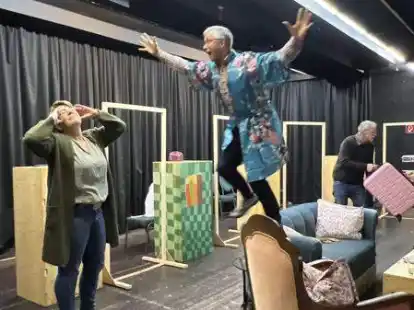 Die Proben der &bdquo;Niederdeutschen B&uuml;hne Varel&ldquo; f&uuml;r das neue St&uuml;ck &bdquo;Alles in Botter&ldquo; laufen bereits auf Hochtouren.