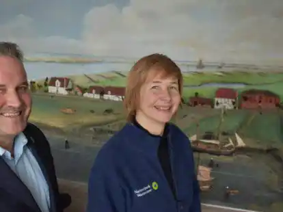Sie freuen sich &uuml;ber die finanzielle St&auml;rkung des Nationalpark-Hauses und Museums in Fedderwardersiel: Dr. Anika Seyfferth (Einrichtungsleitung) und Tourismus-Gesch&auml;ftsf&uuml;hrer Robert Kowitz