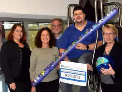 Yvonne Horn (von links/stellv. Vorsitzende des F&ouml;rdervereins), Grit G&auml;rtig (Vorsitzende des F&ouml;rdervereins), Hartmut Doyen (Leiter des st&auml;dtischen Bauamts), Andreas T&ouml;nnies (Schwimmmeister) bedankten sich bei Christiane Th&uuml;rlings und Andrea Large (beide Raiffeisenbank Wesermarsch-S&uuml;d).