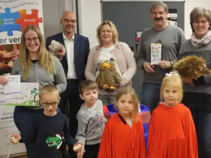 Die Aktion war ein voller Erfolg (hinten, von links): Kristina Klattenberg von der BeSS-Servicestelle, Wolfgang Ritter von der hkk, Sandra Wessel vom KSB Wittmund, Kai Langer, 1. Vorsitzender KSB Friesland, Anja Gottlieb von der Kita Plaggestra&szlig;e Schortens.