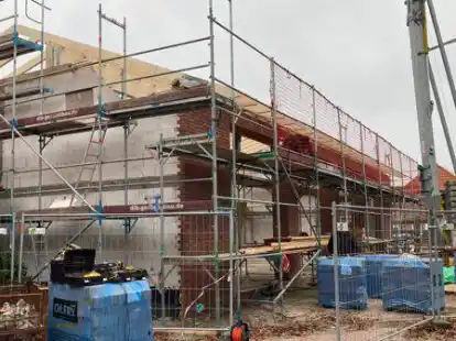 Die Feuerwehren Nordgeorgsfehn, S&uuml;dgeorgsfehn und Hollen sind zur Wehr Uplengen-S&uuml;d fusioniert. In Hollen wird f&uuml;r sie derzeit ein neues Geb&auml;ude errichtet.