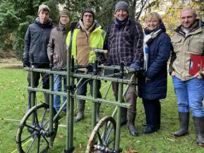 Wollen den Park klimaresilient in die Zukunft f&uuml;hren (von links): FSJler Justus K&uuml;hn, Moritz Mennenga vom nieders&auml;chsischen Institut f&uuml;r historische K&uuml;stenforschung, Grabungstechniker Jens L&uuml;hmann und Dirk Dallasera, Schlossmuseums-Leiterin Antje Sander und Projektleiter Andreas Folkers.