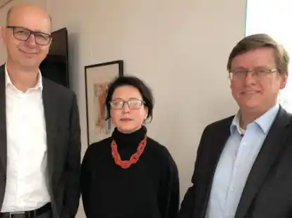 Pr&auml;sentieren Zahlen zu den Top 100 der nieders&auml;chsichen Wirtschaft (von links): Christoph Dieng, Natalja Kenkel und Christian Lips