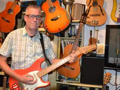 Gerald Weigel, Gitarrenlehrer aus Bookholzberg, betreibt &bdquo;Theos kleine Gitarrenschule&ldquo;.