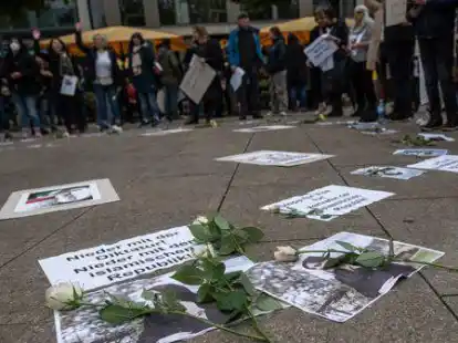 Nieder mit der Diktatur: Das fordert die iranische Initiative bei einer Solidarit&auml;tskundgebung mit dem Iran am Tag der Menschenrechte.