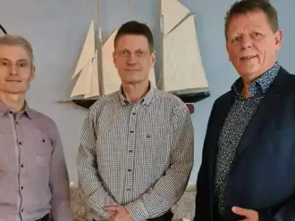 Wechsel bei der Polizei Bad Zwischenahn (von links): Holger Feldhus folgt auf Ralf de Graaff als Leiter des Kriminal- und Ermittlungsdienstes. Heinz Schevel, Leiter des Kommissariats Bad Zwischenahn, verabschiedete den ausscheidenden und begr&uuml;&szlig;te den neuen Kollegen.