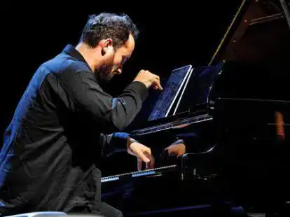 Engagierter Pianist: Igor Levit spielt bei einem Benefizkonzert f&uuml;r Ukraine im Berliner Ensemble.