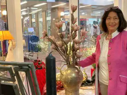 Dekorationen liegen ihr besonders am Herzen: Inge Bi&eacute;lka schlie&szlig;t nach insgesamt 50 Jahren ihren Geschenk- und Dekoladen &bdquo;Schatulle&ldquo; in der Ammerland-Passage in Bad Zwischenahn.