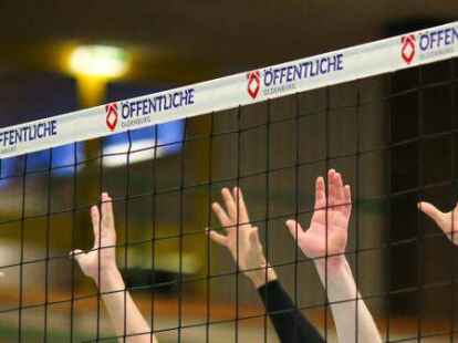 Vergeblich zum Sieg gestreckt haben sich die Volleyballer des Vareler TB.