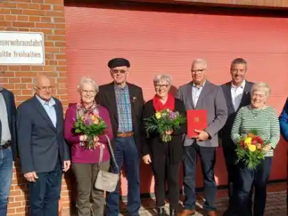 Kamen zur Feierstunde zusammen: (v. l.) Sascha Ukena, Wilfried H&uuml;bner, Sofie und Hinrich Fokken, Margot und Klaus Braun, Johann Saathoff sowie Gerda und Gerhard Jan&szlig;en.