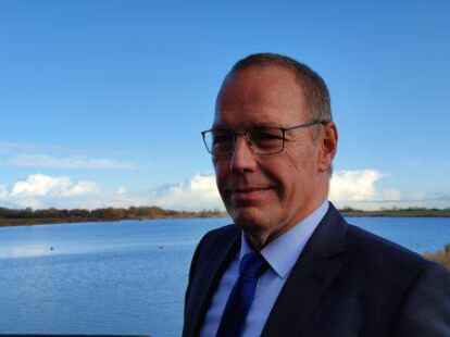 Erzeugt mit der Windkraftanlage im Hintergrund gut zwei Drittel der ben&ouml;tigten Energie f&uuml;r die Pumpen an der Knock: Obersielrichter Reinhard Behrends.