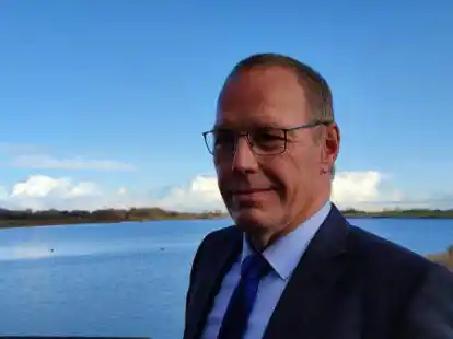 Erzeugt mit der Windkraftanlage im Hintergrund gut zwei Drittel der ben&ouml;tigten Energie f&uuml;r die Pumpen an der Knock: Obersielrichter Reinhard Behrends.