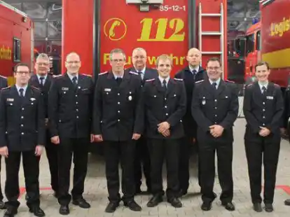 Bef&ouml;rderungen und Ehrungen bei der Kreisfeuerwehr (von links): Frank Hattendorf (Kreisbrandmeister), Jonas Klann, R&uuml;diger Rump, Andreas Rick, Lars Engelmann, Markus Bothe, Timo Schneidewind, Sascha Rehders, Sebastian Lietzmann, Sarah Wilkens und Stephan Hartmann (Kreisausbildungsleiter).