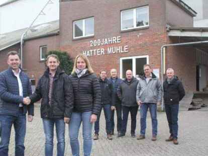 Bild von der &Uuml;bernahme der Hatter M&uuml;hle vor drei Jahren: (von links) RWG-Gesch&auml;ftsf&uuml;hrer Wilfried Knipper, Thomas und Frauke Landt von der Hatter M&uuml;hle sowie Kai Deni&szlig;en, Klaus Stolle, Henning Wieting, Heiko Boning und Edo Schweers