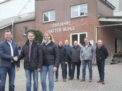 Bild von der &Uuml;bernahme der Hatter M&uuml;hle vor drei Jahren: (von links) RWG-Gesch&auml;ftsf&uuml;hrer Wilfried Knipper, Thomas und Frauke Landt von der Hatter M&uuml;hle sowie Kai Deni&szlig;en, Klaus Stolle, Henning Wieting, Heiko Boning und Edo Schweers