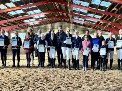 Ihre Reitabzeichenpr&uuml;fung bestanden haben diese jungen Reiterinnen bei Frei Tempo Kirchhatten.