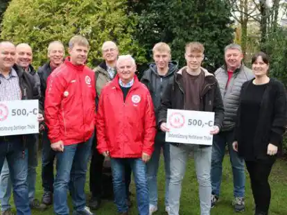 Bei der &Uuml;bergabe der Spenden durch den RSC Th&uuml;le (v.l.): Sascha Tangemann, Robert Kuhlen, Hans Erhard Feige, Olaf Br&uuml;nen, Alfred Bl&ouml;mer, Antonius Rolf-Wittlake, Tim Sieger, Fabian Plaggenborg, Walter Millhahn, Manuela Schr&ouml;der und Jan Thiele