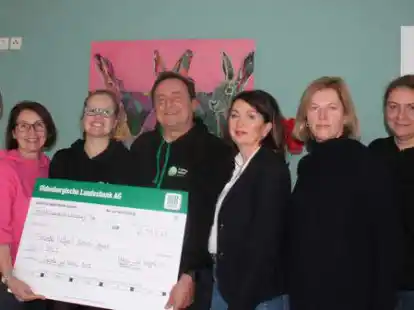 Bei der Spenden&uuml;bergabe (von links): Sabine Borchers, Anna Martin, Andrea  und Peter Skiba von &bdquo;Freunde helfen! Konvoi&ldquo;, Sabine B&ouml;lts, Birgitt von Falkenhayn und Bettina Conrad (alle Agora Club Tangent 41 Ammerland).