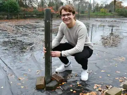 Noch sind die Pl&auml;tze beim TV Bookholzberg im Winterschlaf. Wo die &bdquo;Wingfield Court&ldquo;-Anlage zur digitalen Vermessung des Spiels hin soll, zeigt Jugendwart Tim-Luca Ihde.