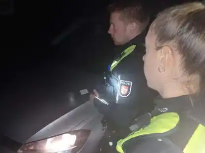 Positiv: Der von den Polizisten Carolin Tiedeken und Thomas Rawe durchgef&uuml;hrte Drogenvortest bei einem 26-J&auml;hrigen sagte eindeutig etwas anders aus, als die Beteuerungen des  Saterl&auml;nders.