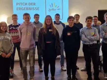 Haben in nur vier Workshops ein Konzept erarbeitet, wie sie die Zukunft in Hude aktiv mitgestalten wollen: Cami Alberts (hintere Reihe, von links), Heiko Janssen, Tom Jan&szlig;en, Keno Schwarz, Jonas Beckermann, Torge Stolle und Marena Bruns, (vordere Reihe von links), Janne Meyer, Helena Gro&szlig;, Lino M&ouml;hlenbrock, Fekri Barakat, Luca von H&auml;fen. Einige Teilnehmer des Workshops konnten krankheitsbedingt nicht bei der Abschlussveranstaltung von &bdquo;JuHu&ldquo; dabei sein.