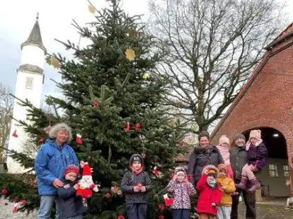 Kinder der Kita Neustadtg&ouml;dens mit ihren Gruppenleiterinnen Karin K&ouml;hne (links) und Christina Christoffers haben den Baum vor dem K&uuml;steum und Marienturm geschm&uuml;ckt. Thorsten Hanna (rechts) und seine AG Altes Sande veranstaltet mit der Gemeinde Sande die Neuauflage von &bdquo;Weihnachtliches Altmarienhausen&ldquo;.