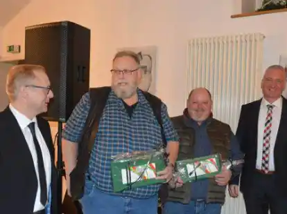 B&uuml;rgermeister Michael Kramer (rechts) und Ratsvorsitzender Dirk Rode-B&ouml;ckmann (links) gratulierten Werner Thien (2. von rechts) und Andreas Moorkamp (2. von links) und &uuml;berreichten ein Pr&auml;sent.