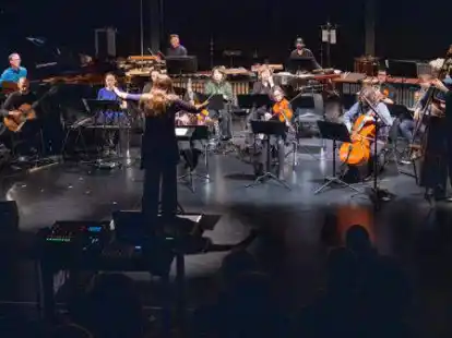 Auftritt im Theater Wrede: Das Ensembles New Babylon und das o-ton-Ensemble spielten &bdquo;Neue Musik&ldquo;.