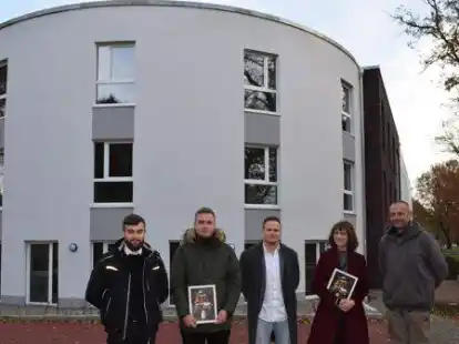 Freuen sich &uuml;ber die Fertigstellung des neuen Senioren-Wohnparks in Friesoythe (von links): Thomas Hein, Patrick Nebel, Chris Winkler, Rebecca Bernsdorf und Polier Bj&ouml;rn Eilers vor dem Hauptgeb&auml;ude, das auf drei Stockwerken unter anderem Platz f&uuml;r Wohnungen, Wohngemeinschaften, Tagespflege und Caf&eacute; bietet.