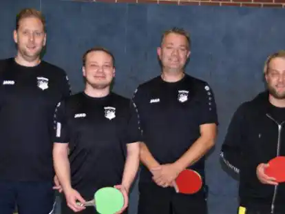 Der Aufsteiger SW Lindern sicherte sich die Herbstmeisterschaft in der 2. Tischtennis-Kreisklasse (von links): Christian Gr&uuml;nloh, Timo Rischer, Frank J&uuml;rgens und Alexander Ufferfelge