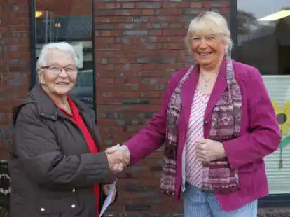Magda H&ouml;pken gratuliert der Jubilarin Helma Joosten.