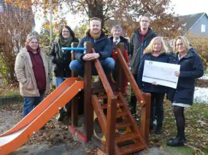 Sie freuen sich &uuml;ber die Spende f&uuml;r das Kletterger&uuml;st (v.li.): Carina Ahrens (Krippe), Ilona Pallesche (Kindergartenleitung), Nicolai Tautenhahn (F&ouml;rdervereinsvorsitzender), Pastor Dietrich Schneider, Erick Bothe (ausf&uuml;hrende Firma inbau), Erika Ibelings-Feldmann (Kindergartenausschuss) und Melanie Krause (Volksbank Wilhelmshaven).