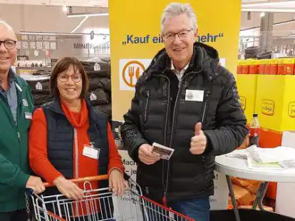 Haben Spa&szlig; an der Aktion (von links): Manfred Folkers, Organisator des Lionsclubs, Jutta Cramer von der Tafel und Hermann Neunaber vom Lions Club.