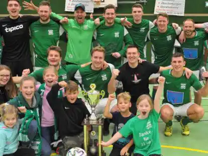 Holten sich mit einem 4:3 im Finale gegen den FC Frisia den Sieg beim Neujahrsturnier 2020 in Hinte: die Sportfreunde aus Larrelt.