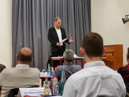 B&uuml;rgermeister Gerd-Christian Wagner l&auml;sst das Jahr 2022 vor dem Stadtrat in Varel Revue passieren.