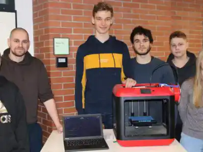 Sie haben das kleine schwarze digitale T&uuml;rschild entwickelt und hergestellt (v.l.): Timo Holtmann, Eike Baran, Julius P&ouml;pken, Jean Marc Heim, Adrian Hildt und Julia Eberlei