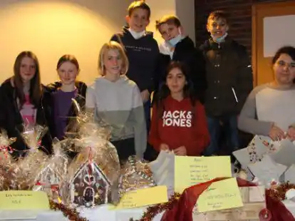 Sie warten auf Kundschaft: die Klasse 6b mit selbstgemachten Lebkuchenh&auml;usern