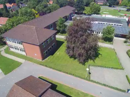 Blick aus der Vogelperspektive auf die Aper Schule: In der Aula der Einrichtung findet am n&auml;chsten Dienstag die letzte Gemeinderatssitzung des Jahres 2022 statt.