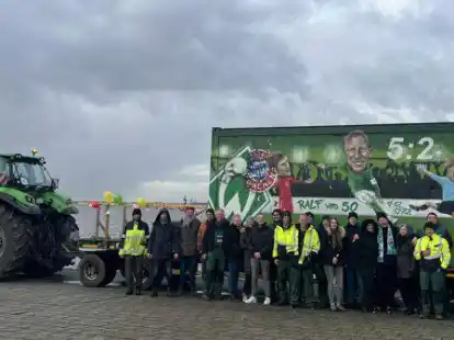 Ganz in Werder-Gr&uuml;n: die Ralf-Bode-Seite des B&uuml;rocontainers. Damit fuhren die Kollegen den Jubilar &ndash; hier am Jadebusen &ndash;  durch sein Heimatdorf Ruhwarden.