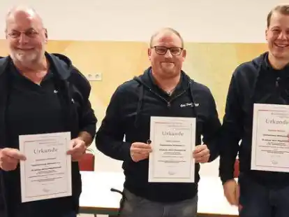 Auf der Jahreshauptversammlung des Spielmannzuges Wittmund wurden langj&auml;hrigen Mitglieder geehrt. Das Foto zeigt von links nach rechts die geehrten Hermann Nixdorf, Malte H&auml;nsel und Carsten Holzke