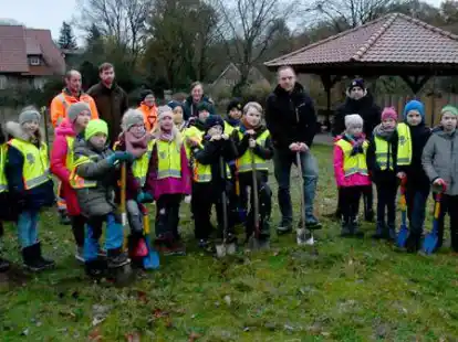 Der Dorfgarten in D&ouml;tlingen: Dort haben Drittkl&auml;ssler 2000 Wildkrokusse gepflanzt.