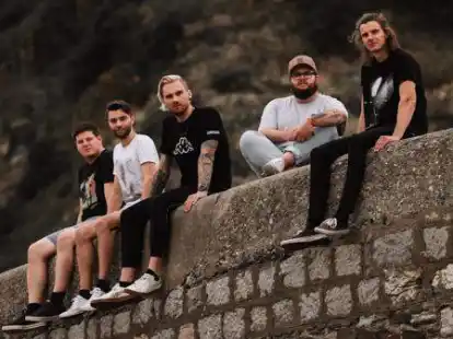 Das Motiv f&uuml;r das Filmplakat zur Dokumentation &bdquo;The Rise Of Maelf&oslash;y&ldquo; haben Christopher Maa&szlig; (von links), Martin Schiwy, Lars Riedel, Marne B&uuml;ch und Lukas Meyer w&auml;hrend ihres Festival-Aufenthalts in Nordspanien in San Sebasti&aacute;n aufgenommen.