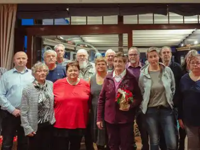 Unter den 140 Teilnehmern an der Weihnachtsfeier des SoVD-Ortsvereins Brake befanden sich zahlreiche Mitglieder, die geehrt wurden.