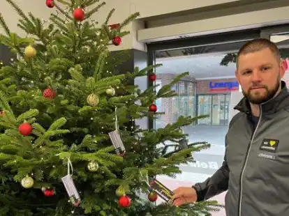 Marktleiter Jannis Behrens hat einen Wunschbaum f&uuml;r Senioren aufgestellt.