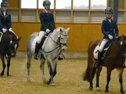 Nahmen am Dressurreiterwettbewerb teil (von rechts nach links): Lotta Mathilde Wenzel (RV H&ouml;ven) mit Best Regards, Enie M&ouml;hl (RV Reinershof Kleinenkneten) mit Braaklander Nebraska und Vereinskameradin Taleia Tangemann mit Spialia.