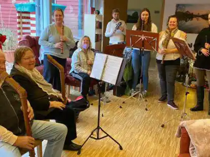 Proben f&uuml;r das Adventskonzert: Einige Mitglieder des Blockfl&ouml;tenorchesters testen schon einmal die Noten f&uuml;r den 11. Dezember.